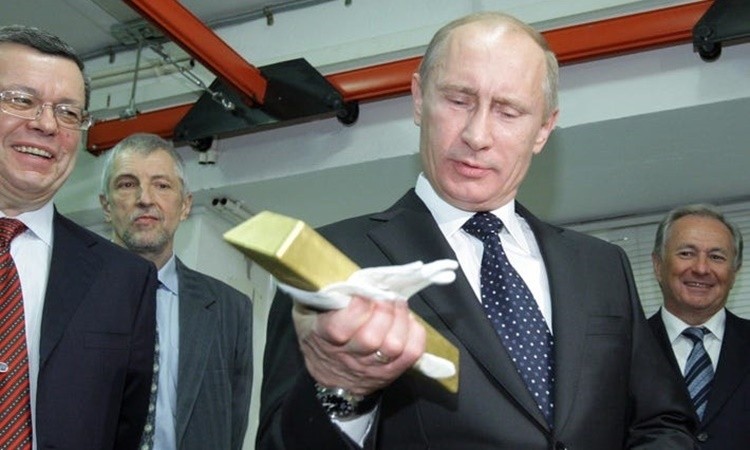 Tổng thống Nga Vladimir Putin tới thăm kho dự trữ của Ngân hàng Trung ương Nga hồi năm 2011. Ảnh: AFP.