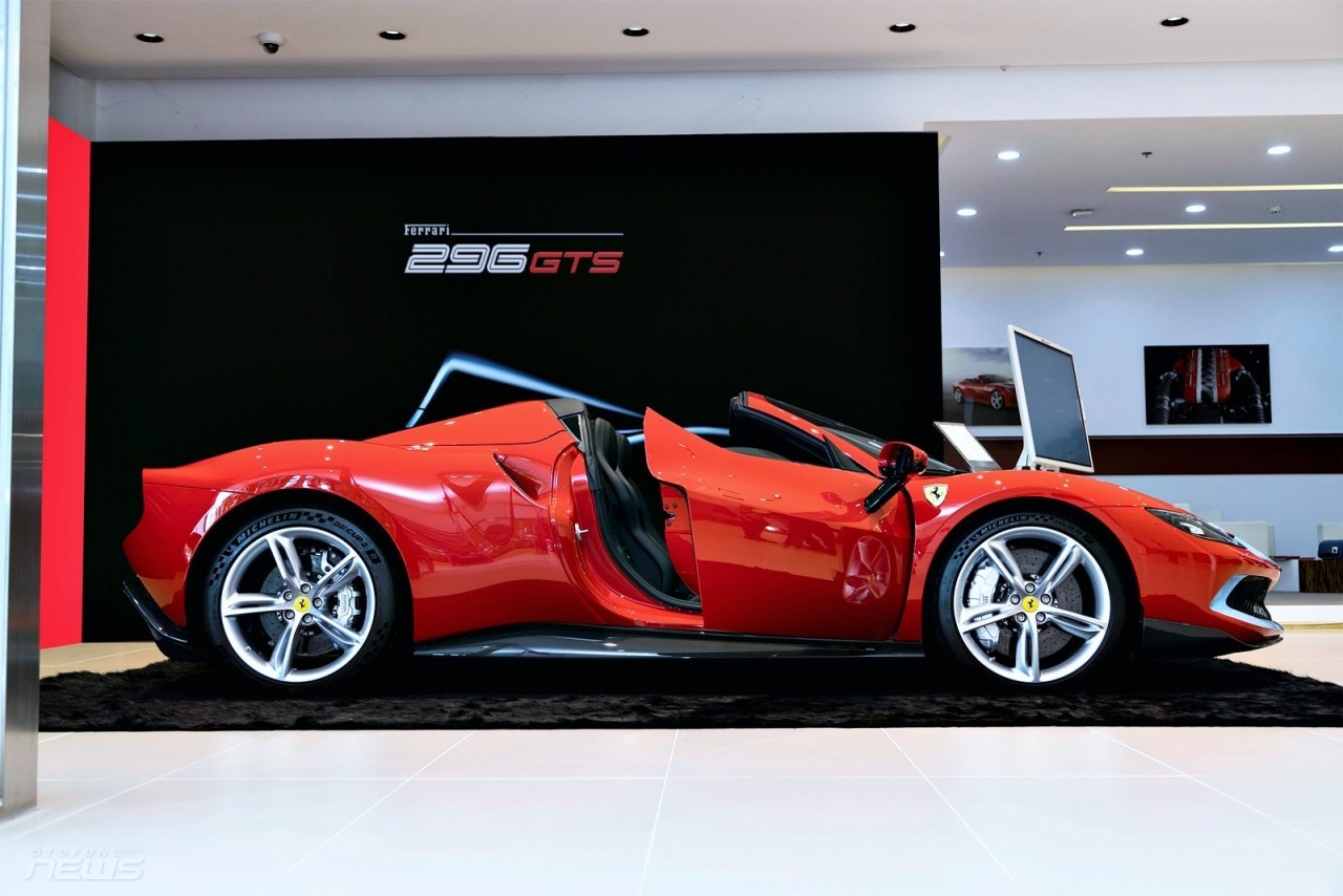 Cận cảnh chi tiết Ferrari 296 GTS có mặt tại Việt Nam, giá từ 23 tỷ đồng