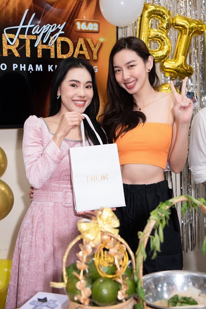 Dàn hoa hậu á hậu tổ chức sinh nhật bất ngờ cho Đỗ Thị Hà
