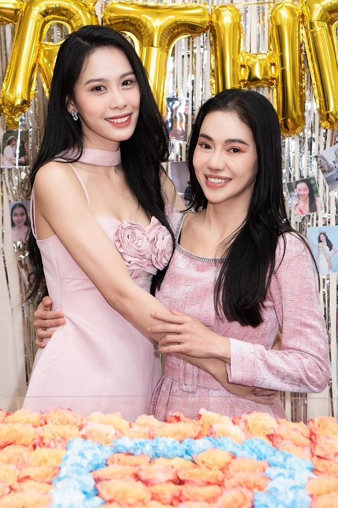 Hoa hậu Thùy Tiên đáng yêu trong sinh nhật bà Phạm Kim Dung