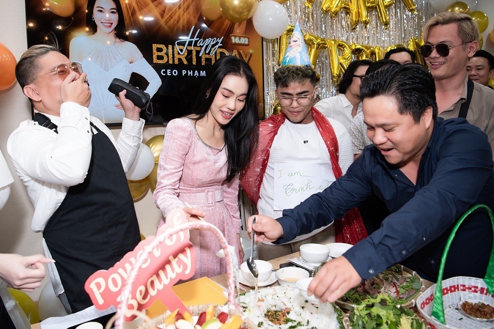 Hoa hậu Thùy Tiên đáng yêu trong sinh nhật bà Phạm Kim Dung