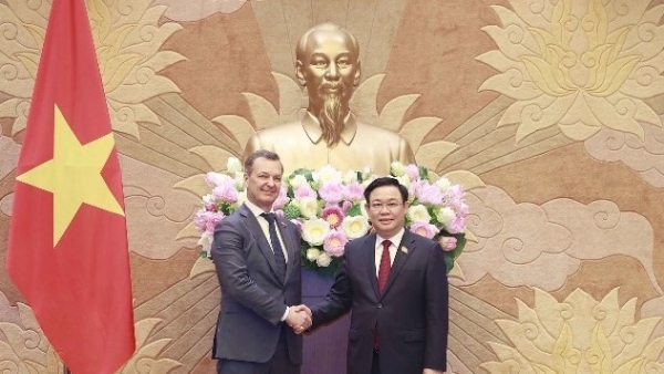 NA Chairman Vuong Dinh Hue receives Russian parliamentary guest