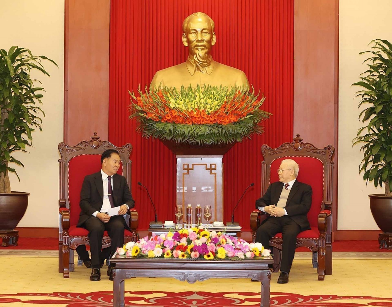 General Secretary Nguyen Phu Trong receives Lao Party official