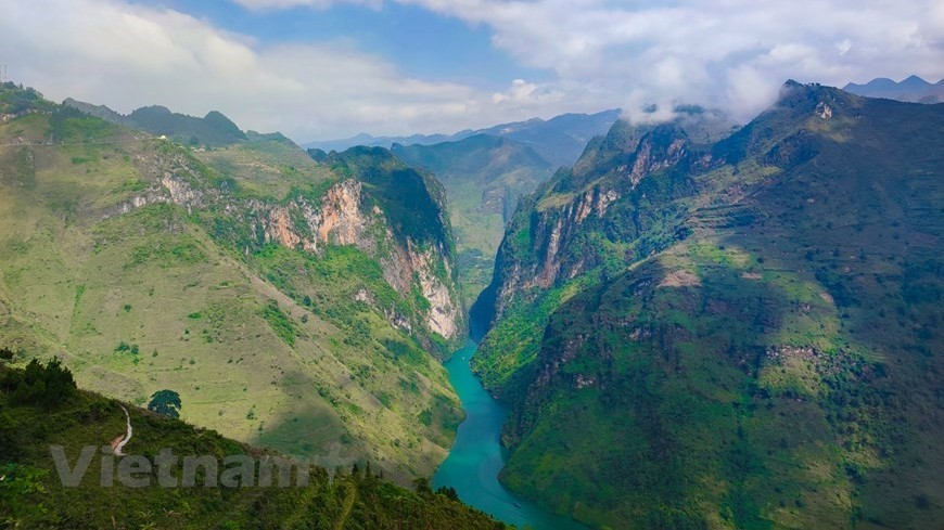 Ha Giang: Silk-like river in deepest canyon in Southeast Asia