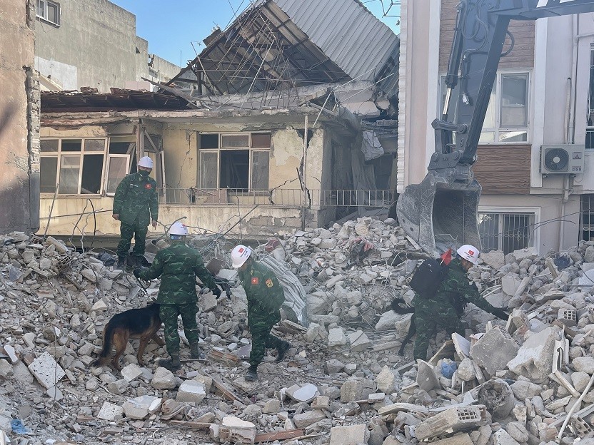 Động đất Thổ Nhĩ Kỳ: Lực lượng cứu hộ QĐND Việt Nam tìm kiếm nạn nhân tại Antakya. Đoàn Việt Nam đã xử dụng chó nghiệp vụ  để tìm kiếm các nạn nhân