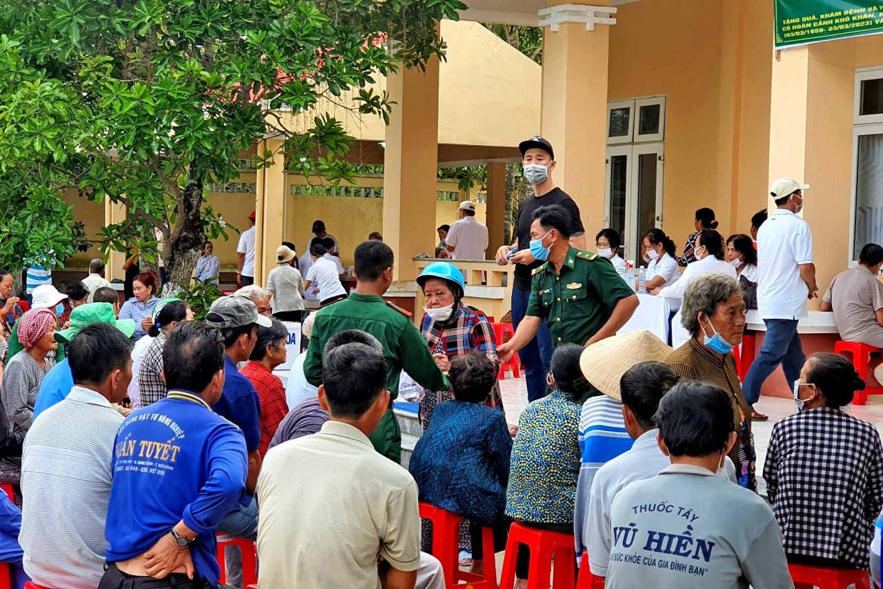 Đoàn công tác tặng quà cho dân nghèo xã Vĩnh Gia, huyện Tri Tôn, tỉnh An Giang.