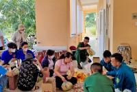 Khám bệnh, cấp thuốc miễn phí và tặng quà cho 300 người nghèo nơi biên giới An Giang