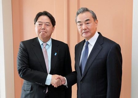 Ngoại trưởng Nhật Bản Hayashi Yoshimasa và ông Vương Nghị. (Nguồn: Jiji Press)