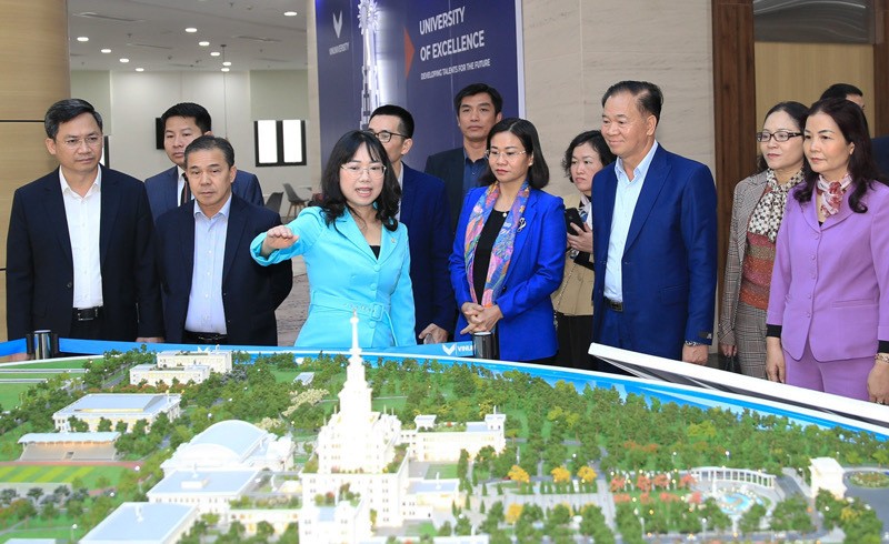 The Lao delegation at VinUni (Photo: hanoimoi.com.vn)