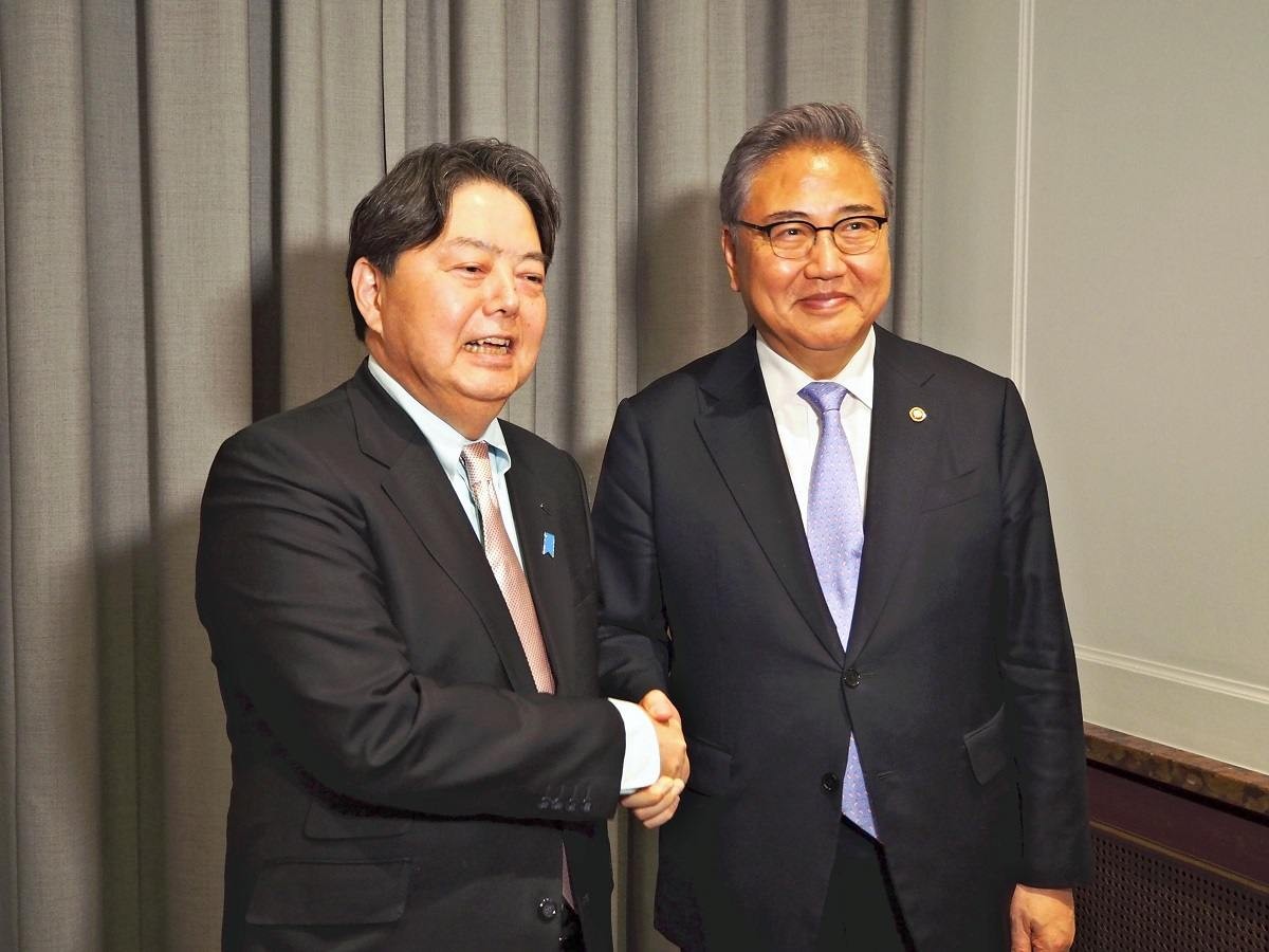 Ngoại trưởng Nhật Bản Hayashi Yoshimasa và người đồng cấp Hàn Quốc Park Jin bên lề Hội nghị An ninh Munich ngày 18/2. (Nguồn: Yomiuri Shimbun)