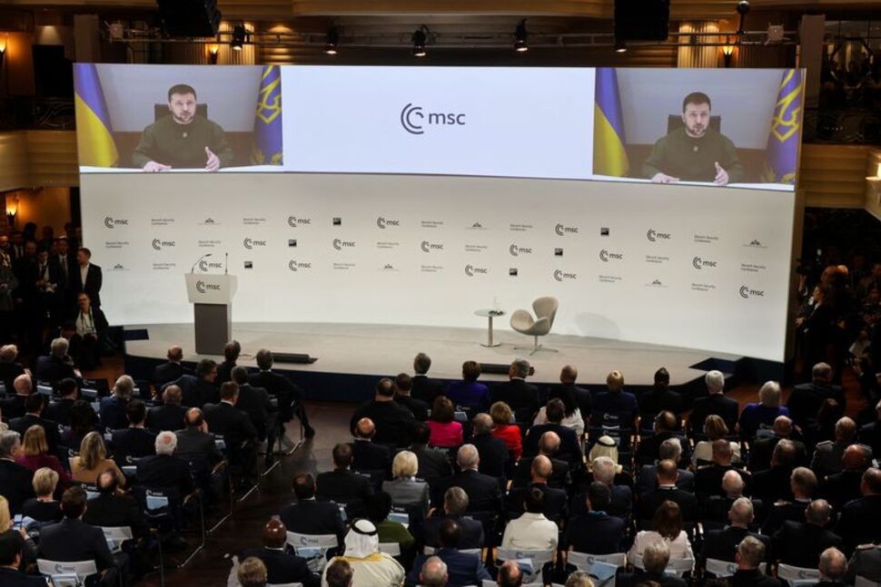 Tổng thống Ukraine Volodymyr Zelenskiy xuất hiện trên màn hình trong Hội nghị An ninh Munich, tại Munich, Đức ngày 17/2. (Nguồn: Reuters)