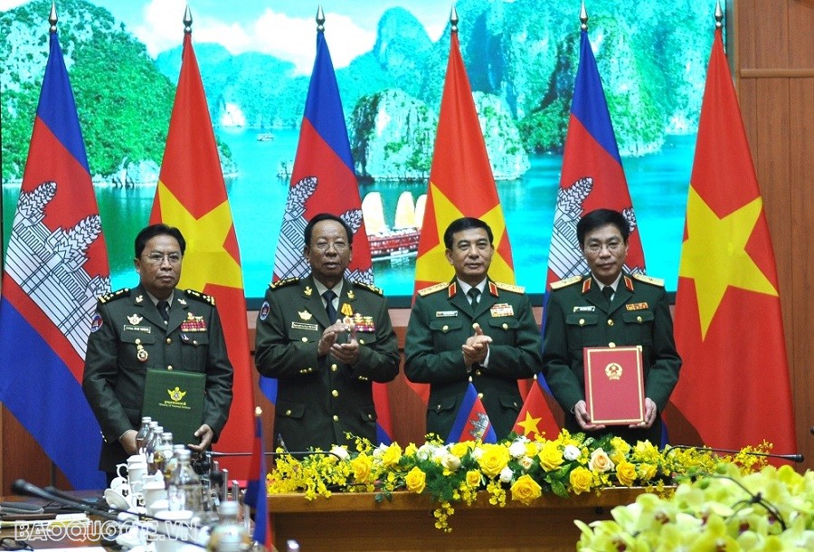 (02.19) chứng kiến ký kết Bản ghi nhớ giữa Bộ Quốc phòng nước Cộng hòa Xã hội Chủ nghĩa Việt Nam và Bộ Quốc phòng Vương quốc Campuchia về hợp tác trong lĩnh vực pháp luật quân sự, quốc phòng. (Ảnh: Minh Quân)