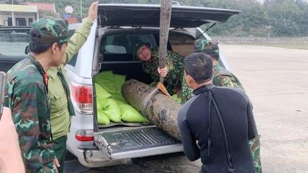 Wartime bomb safely removed from seabed in Quang Binh