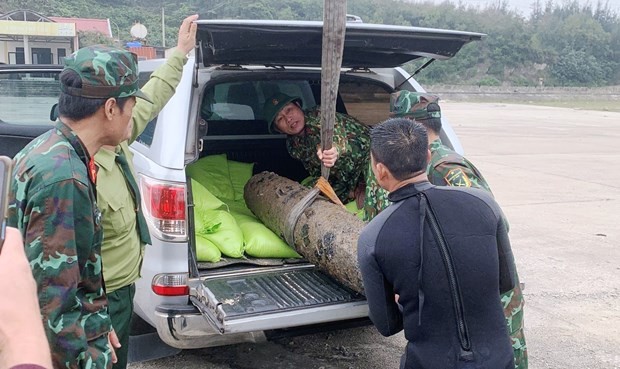 The bomb is moved onto a car to be transported to the designated site for detonation. (Source: VNA)