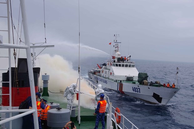 Officers and crew members of visiting Settu patrol ship of the Japan Coast Guard and Vietnam Coast Guard Region 2 Command at the joint traing session. (Photo: VNA
