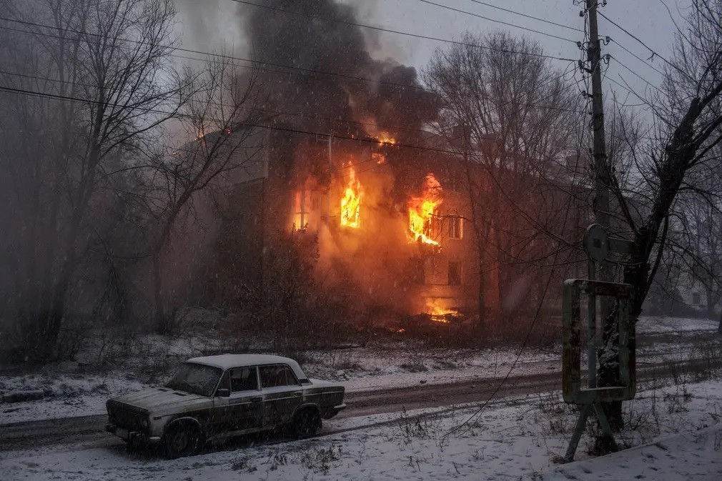 Đám cháy bùng phát trong tòa nhà sau cuộc pháo kích của Nga ở phía Đông thành phố Bakhmut, Ukraine. Các lực lượng Ukraine được cho là đã cho nổ tung một cây cầu gần Bakhmut, một dấu hiệu cho thấy họ có thể đang lên kế hoạch rút lui khỏi khu vực, điều này 