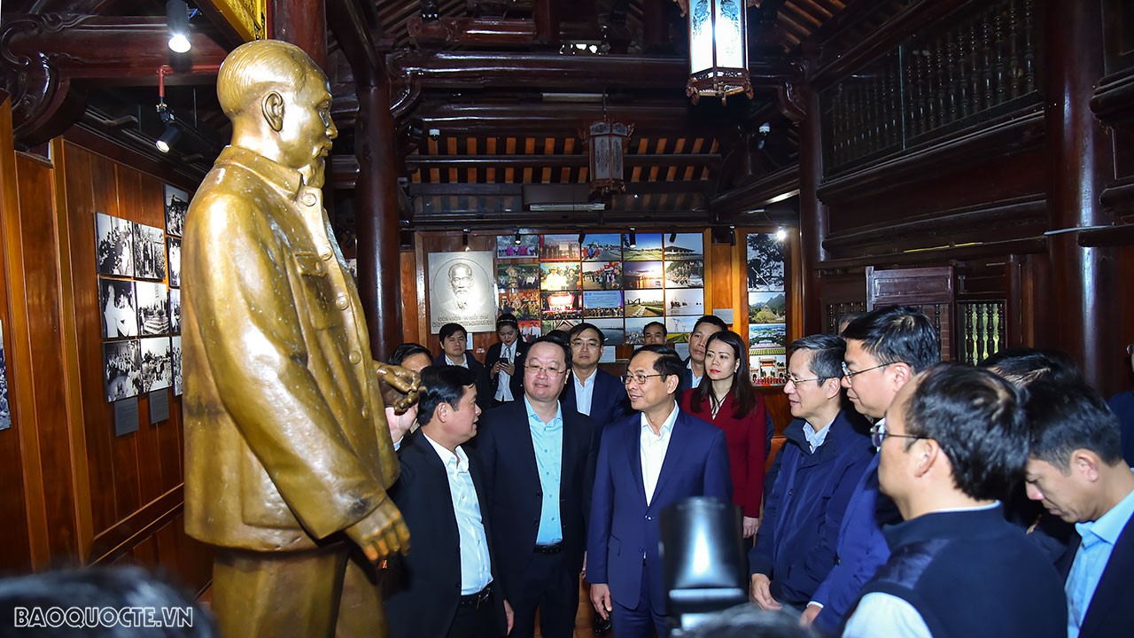 Bộ trưởng Ngoại giao Bùi Thanh Sơn dâng hương tưởng niệm Bác tại Khu di tích quốc gia đặc biệt Kim Liên, Nghệ An