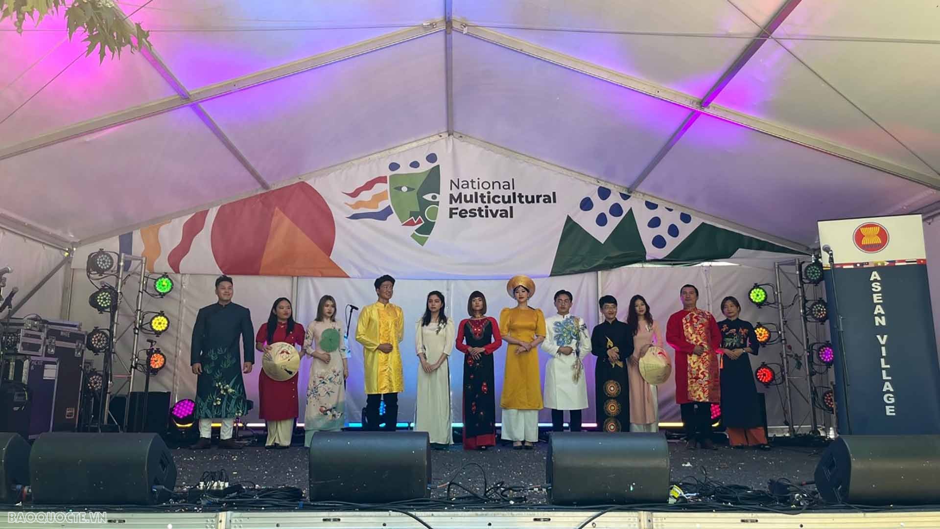 Tiết mục trình diễn áo dài của sinh viên Việt Nam tại Lễ hội (Nguồn: ĐSQ Việt Nam tại Australia)