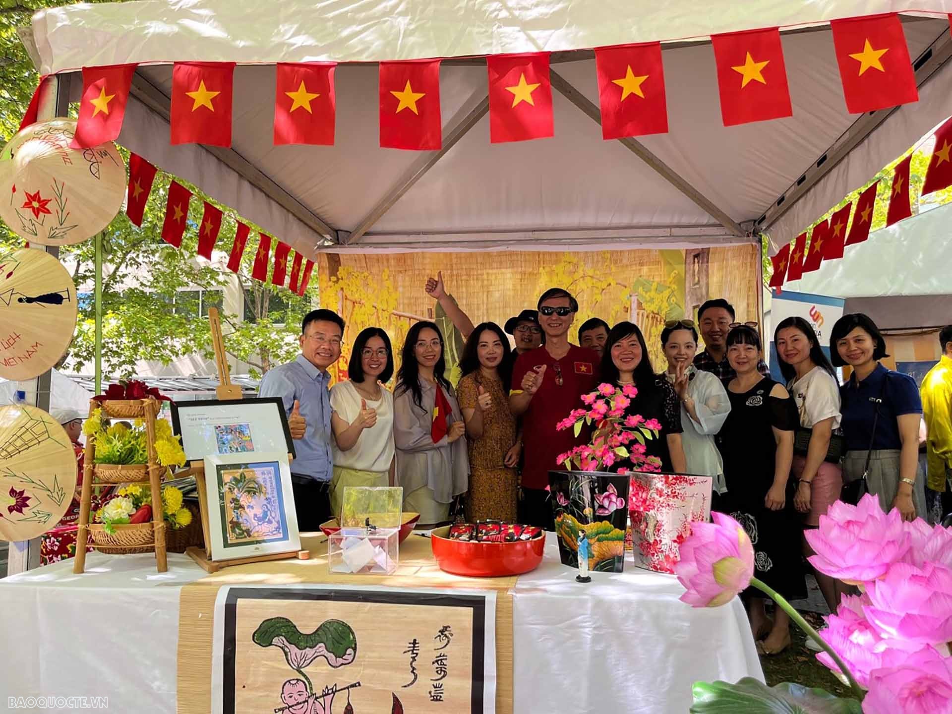 Đại sứ cùng nhân viên Đại sứ quán Việt Nam tại Australia chụp ảnh cùng gian hàng của Việt Nam  tại Lễ hội Đa văn hoá Canberra lần thứ 25 (Nguồn: ĐSQ Việt Nam tại Australia)