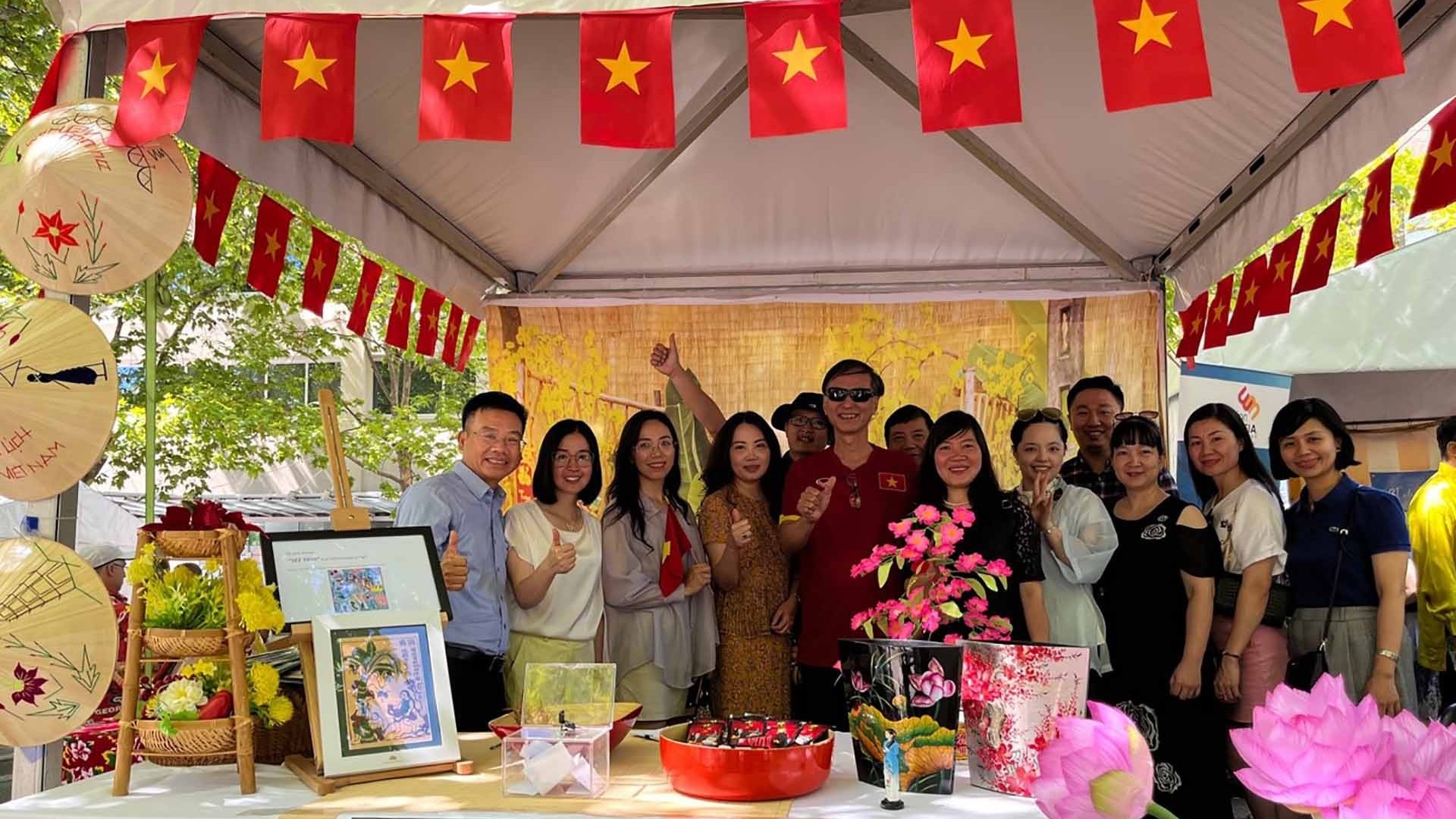 Áo dài Việt Nam tưng bừng khoe sắc tại Lễ hội đa văn hoá Canberra lần thứ 25