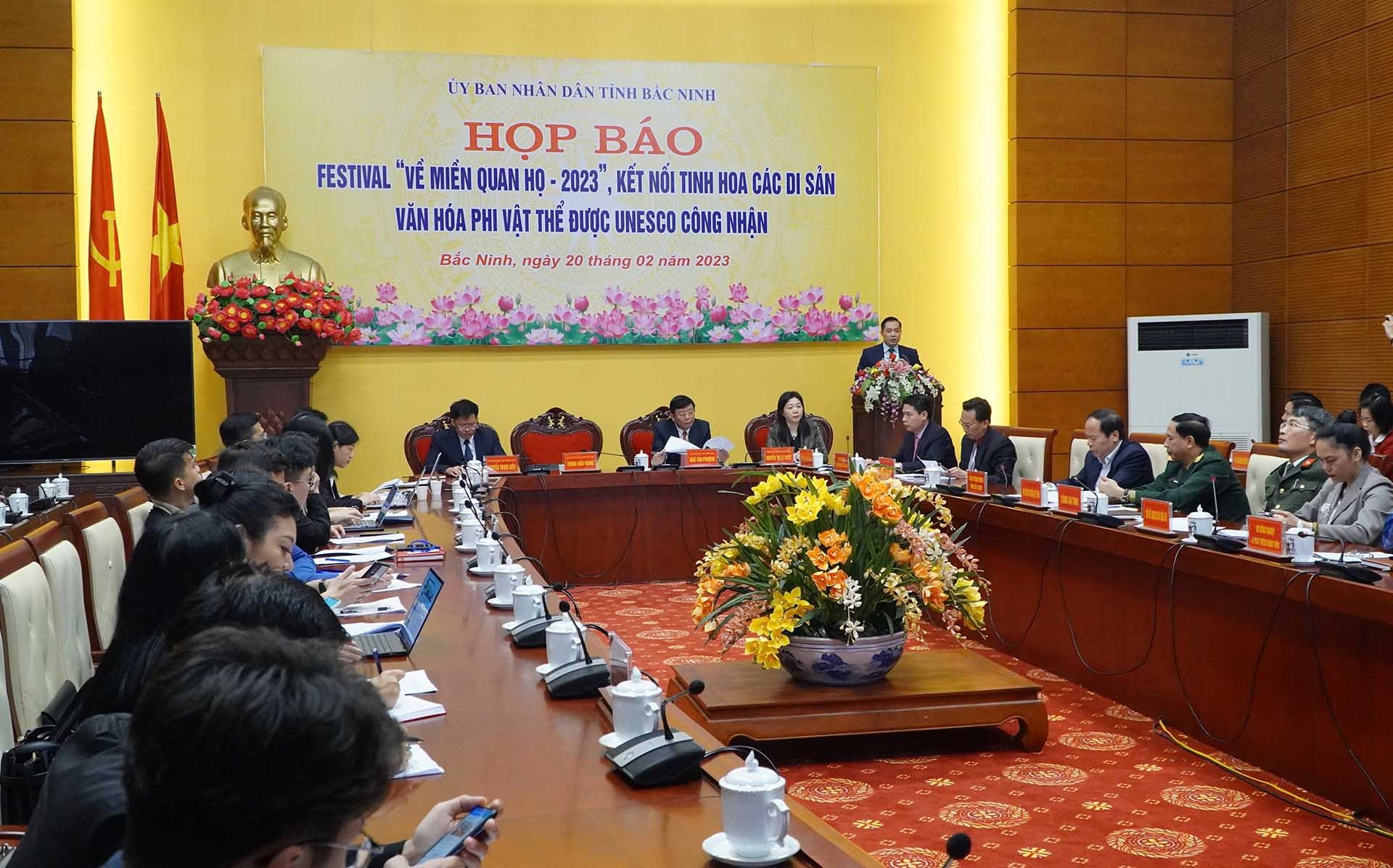 Đồng chí Trịnh Hữu Hùng-Giám đốc sở Văn hoá, Thể thao và Du lịch tỉnh Bắc Ninh phát biểu tại họp báo.