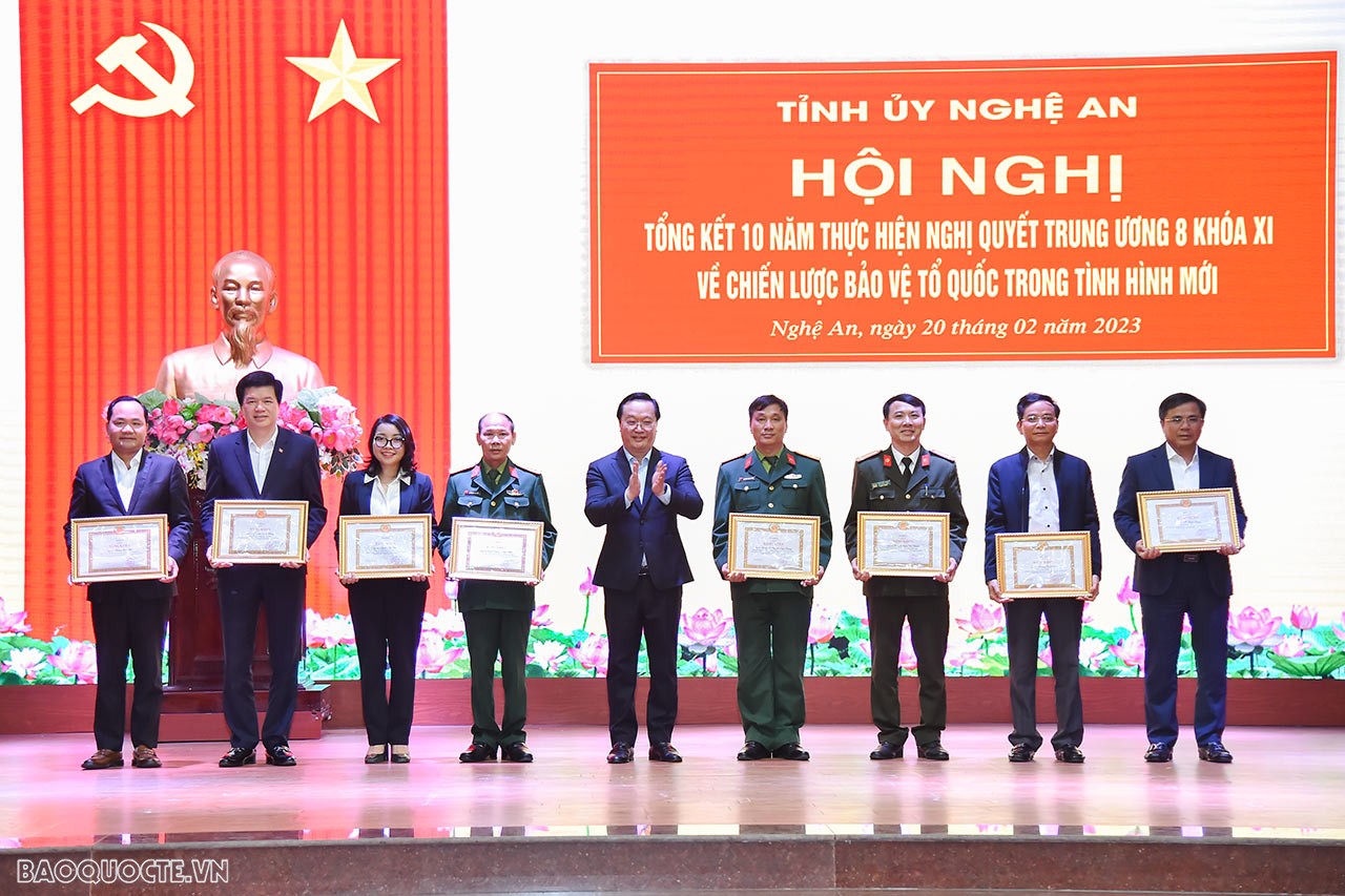 Đồng chí Nguyễn Đức Trung, Phó Bí thư Tỉnh ủy, Chủ tịch UBND tỉnh trao