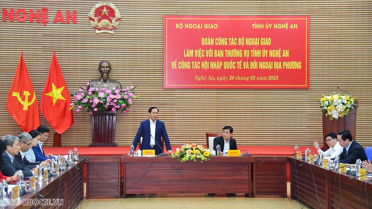 Bộ trưởng Ngoại giao Bùi Thanh Sơn dẫn đầu đoàn công tác của Bộ Ngoại giao làm việc với Ban Thường vụ Tỉnh ủy Nghệ An về công tác hội nhập quốc tế và đối ngoại địa phương.