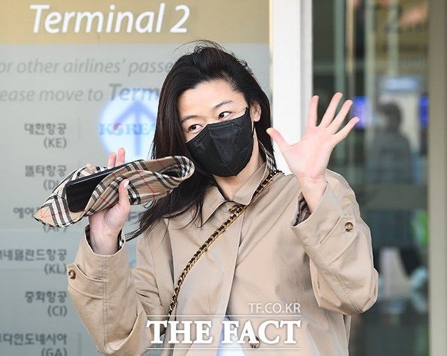 Hai nữ thần phim Hàn gây 'náo loạn' sân bay với nhan sắc không tuổi