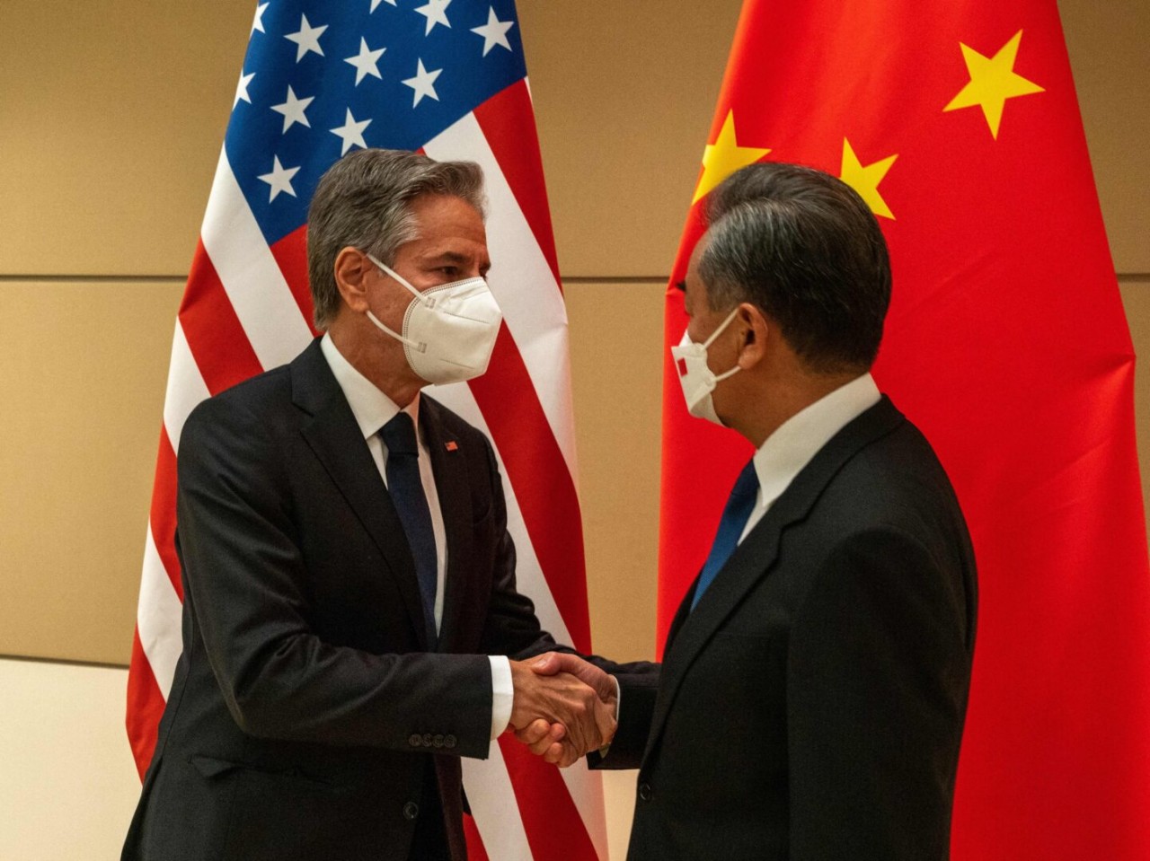 (02.20) Ngoại trưởng Mỹ Antony Blinken và Chủ nhiệm Văn phòng Ủy ban Công tác Đối ngoại Trung ương Đảng Cộng sản Trung Quốc Vương Nghị đã có cuộc gặp bất ngờ bên lề Hội nghị An ninh Munich tối ngày 18/2. (Nguồn: AFP/Getty Images))