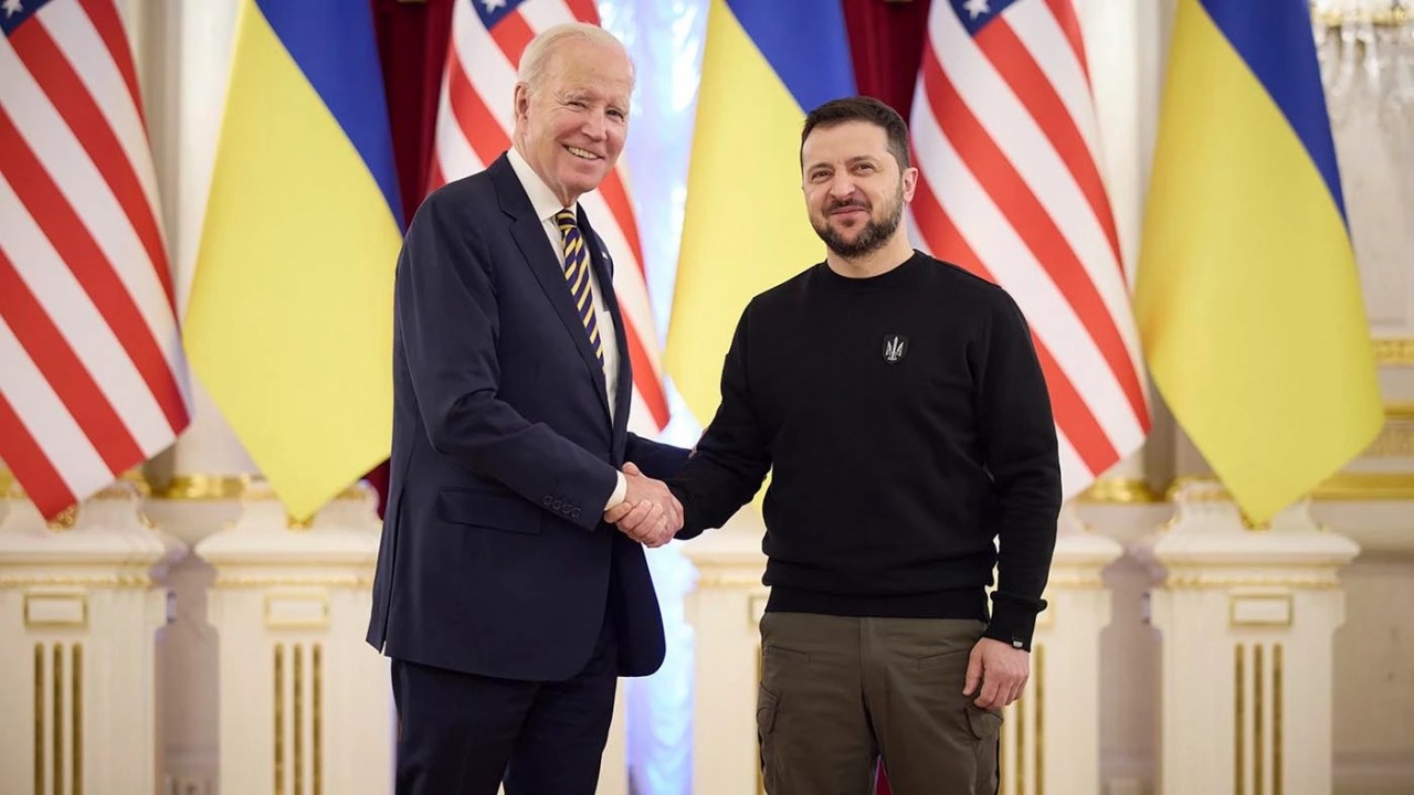 (02.20) Tổng thống Mỹ Joe Biden đã bất ngờ có chuyến thăm Kiev, gặp gỡ người đồng cấp chủ nhà Volodymyr Zelensky ngày 20/2. (Nguồn: Văn phòng Tổng thống Ukraine)