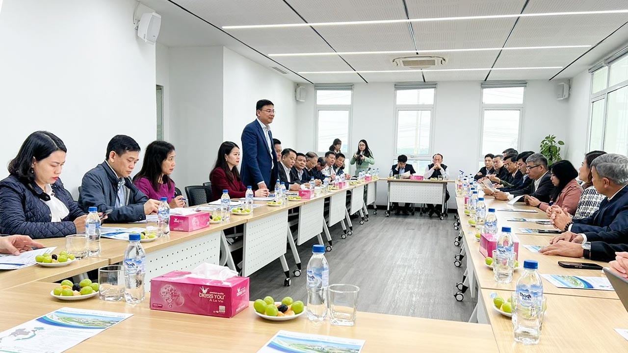 Đoàn Trưởng cơ quan đại diện Việt Nam ở nước ngoài thăm các khu công nghiệp tại Nghệ An