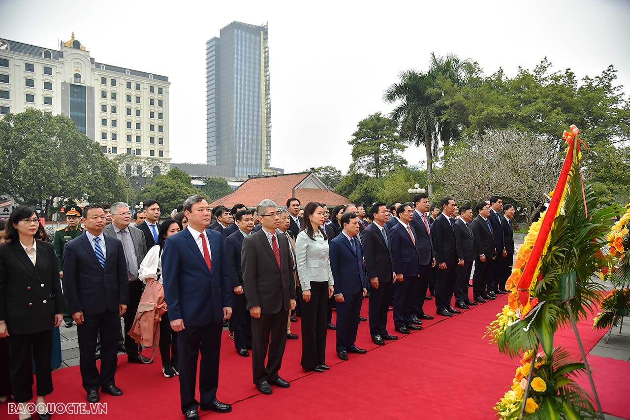 Bộ trưởng Ngoại giao Bùi Thanh Sơn dâng hương tại Khu văn hóa tưởng niệm Chủ tịch Hồ Chí Minh, tỉnh Thanh Hóa