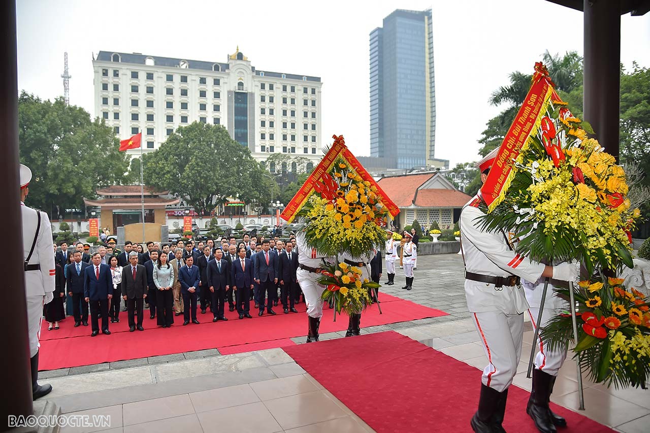 Bộ trưởng Ngoại giao Bùi Thanh Sơn dâng hương tại Khu văn hóa tưởng niệm Chủ tịch Hồ Chí Minh, tỉnh Thanh Hóa