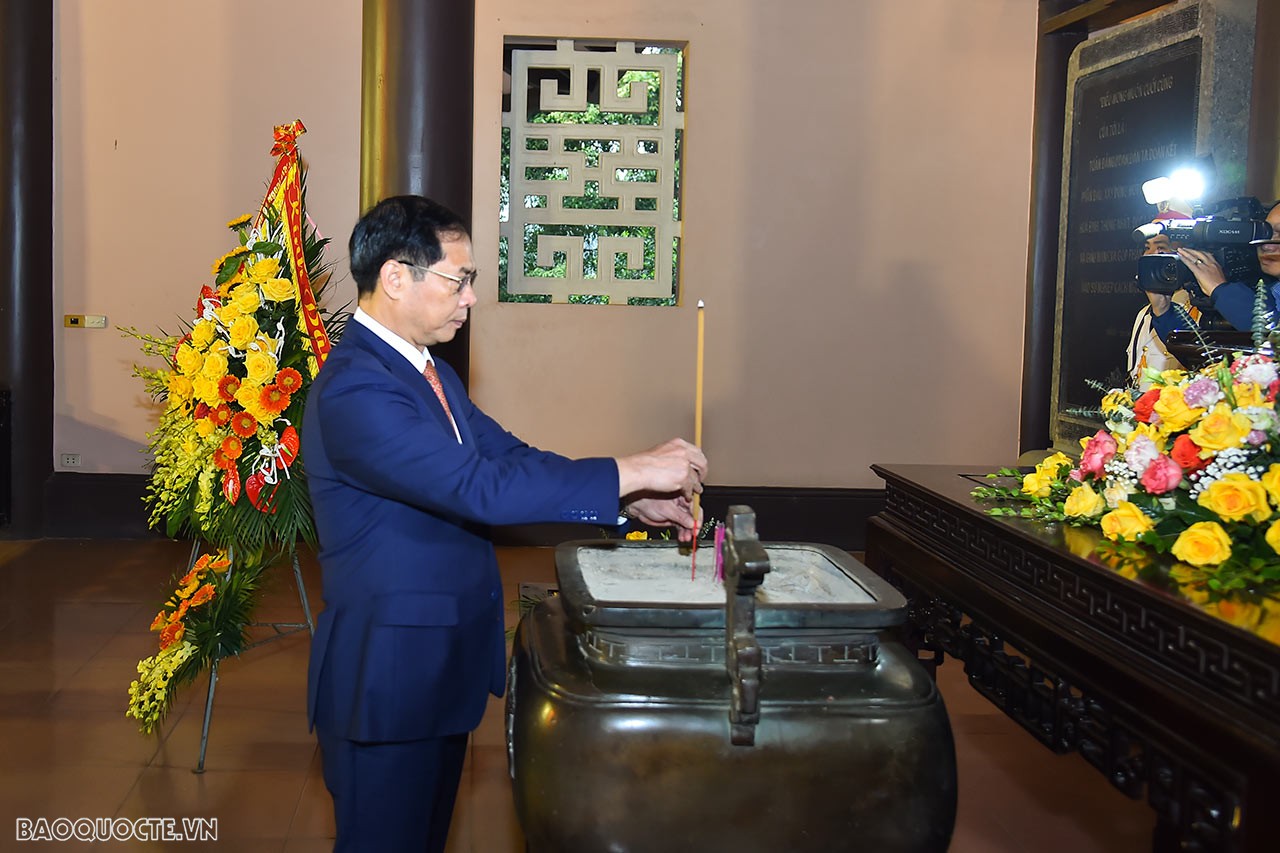 Bộ trưởng Ngoại giao Bùi Thanh Sơn cùng đoàn đại biểu đã dâng hương tưởng niệm, bày tỏ lòng thành kính và biết ơn vô hạn công lao to lớn của Chủ tịch Hồ Chí Minh.