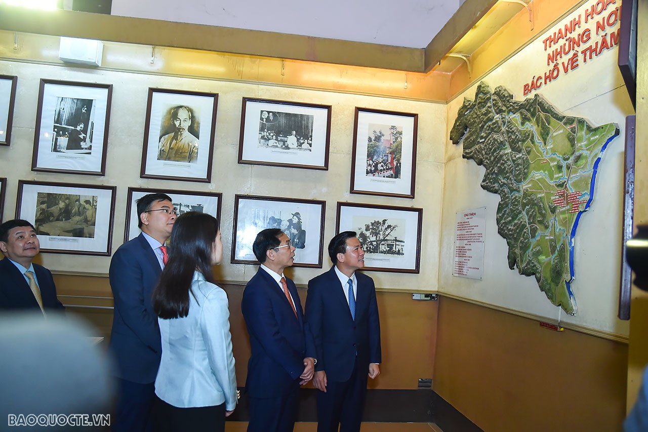 Bộ trưởng Ngoại giao Bùi Thanh Sơn dâng hương tại Khu văn hóa tưởng niệm Chủ tịch Hồ Chí Minh, tỉnh Thanh Hóa