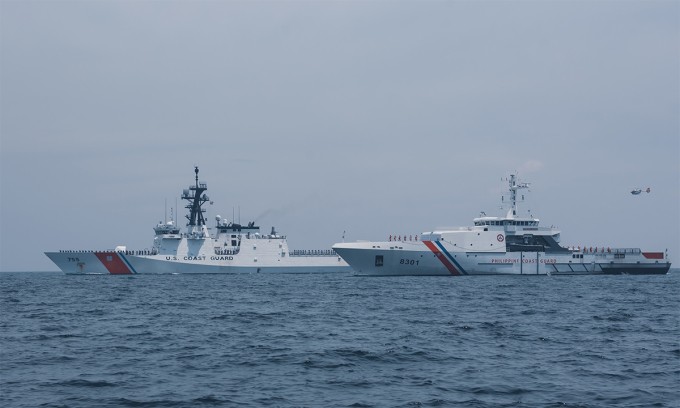Tàu Tuần duyên Mỹ (trái) và Cảnh sát biển Philippines di chuyển trên Biển Đông hồi tháng 8/2021. Ảnh: USCG.