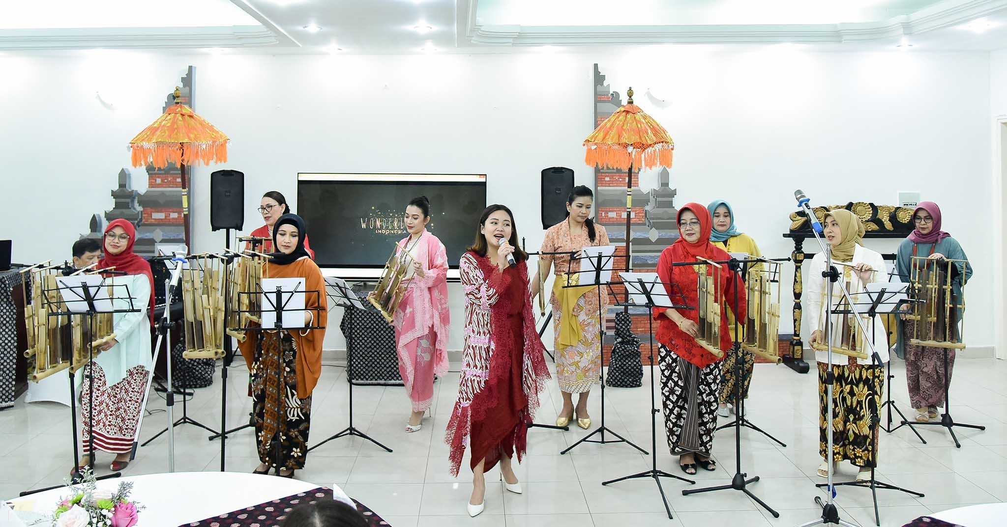 Nhóm AWCH trải nghiệm chơi đàn Angklung của Indonesia