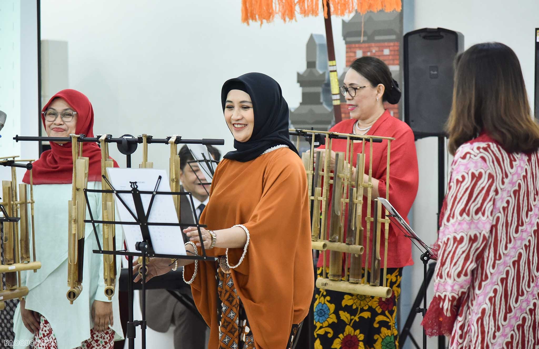 Nhóm AWCH trải nghiệm chơi đàn Angklung của Indonesia