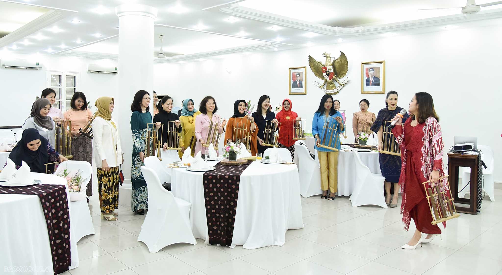 Nhóm AWCH trải nghiệm chơi đàn Angklung của Indonesia