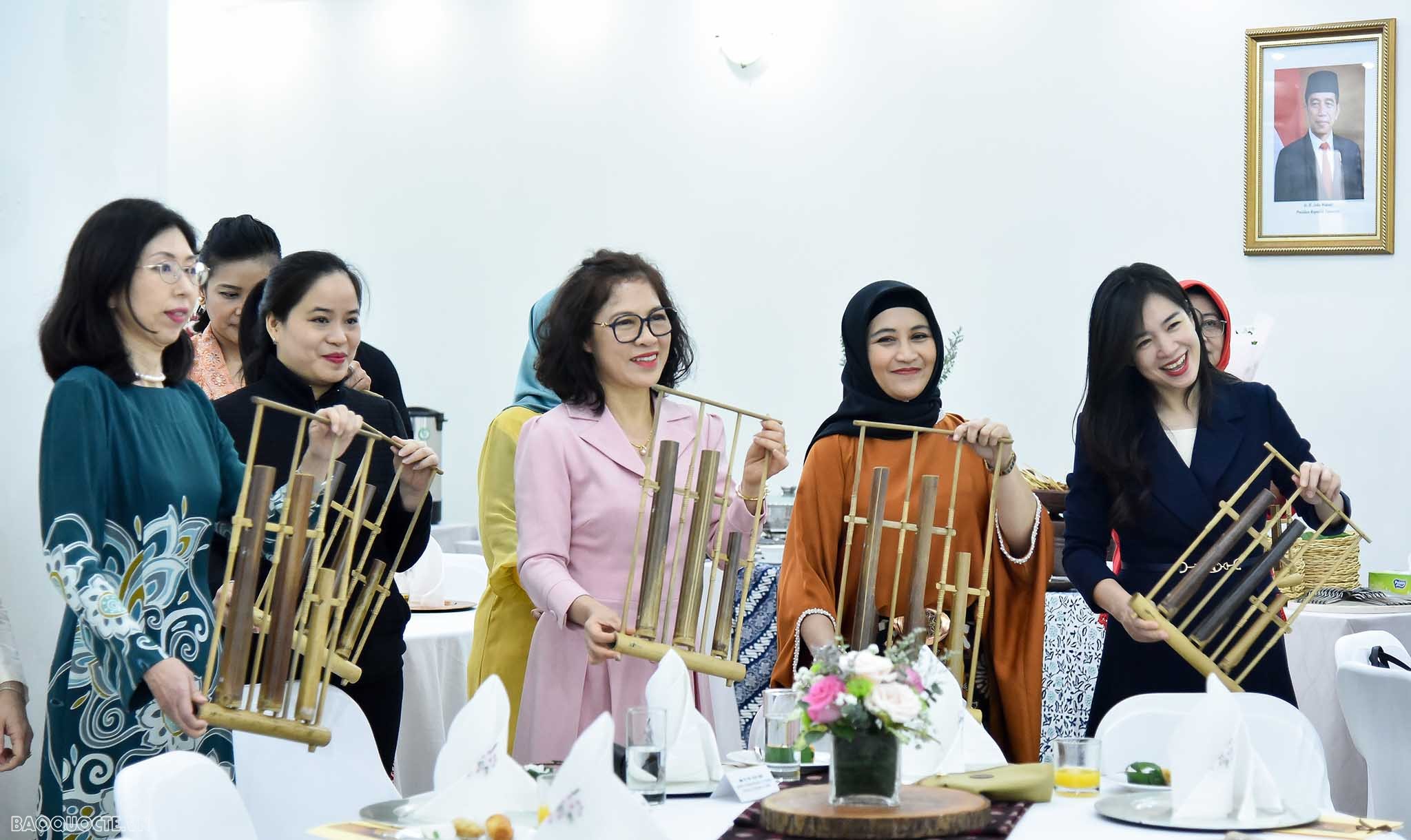 Nhóm AWCH trải nghiệm chơi đàn Angklung của Indonesia