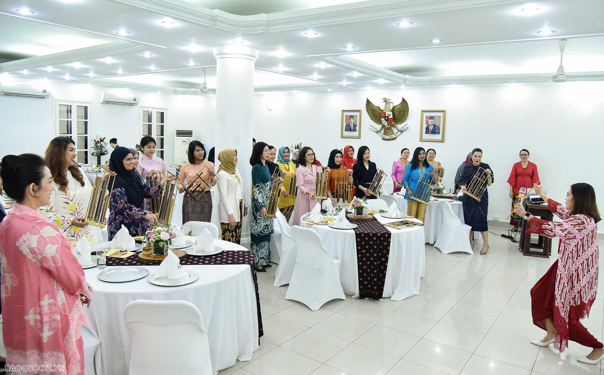 Nhóm AWCH trải nghiệm chơi đàn Angklung của Indonesia