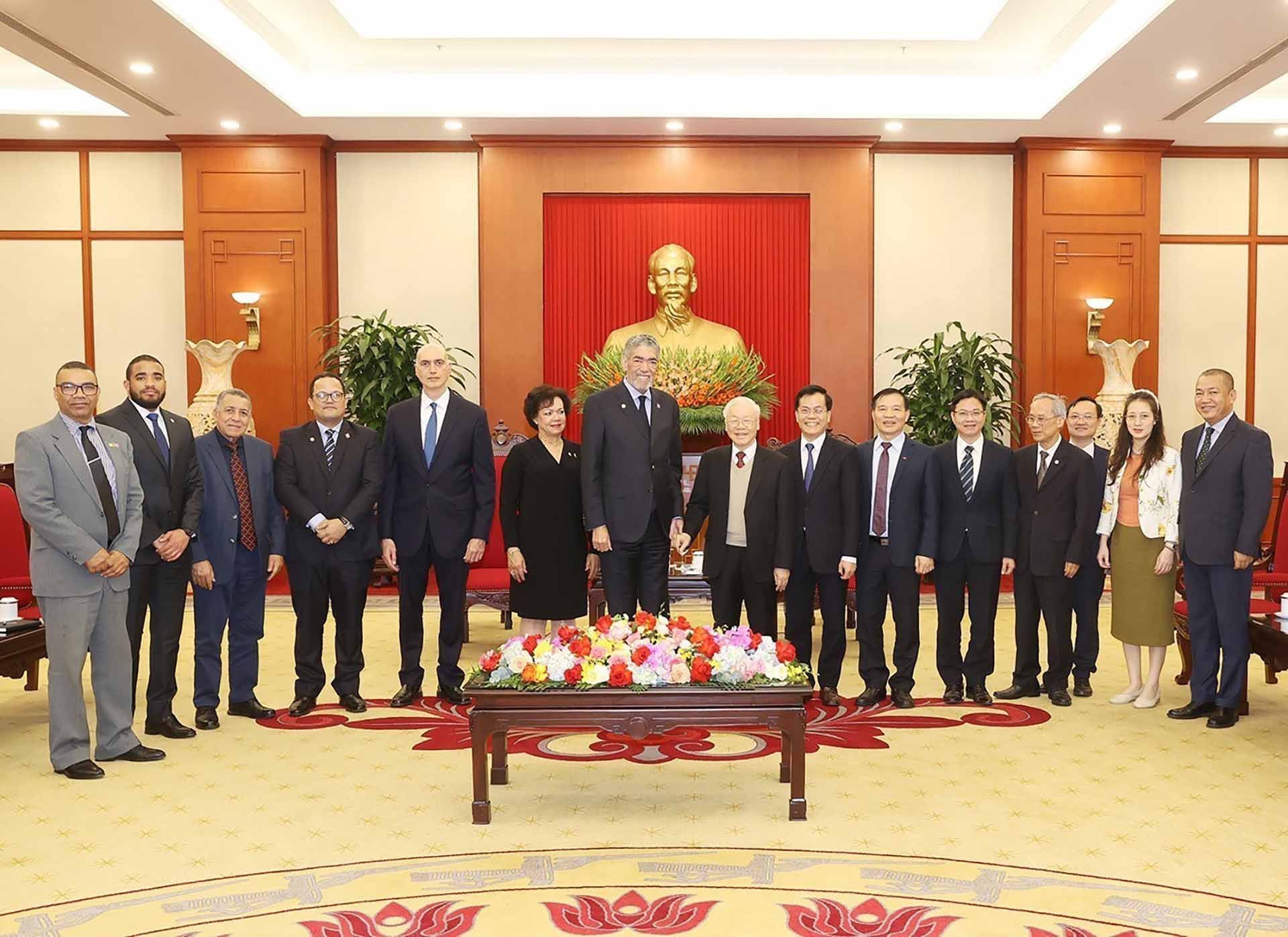 Tổng Bí thư Nguyễn Phú Trọng và Tổng Bí thư Đảng Phong trào Cánh tả Thống nhất Miguel Mejia cùng các đại biểu chụp ảnh chung. (Nguồn: TTXVN)