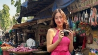 Hoa hậu Lương Thùy Linh diện váy hồng thướt tha tham quan khu chợ Ấn Độ