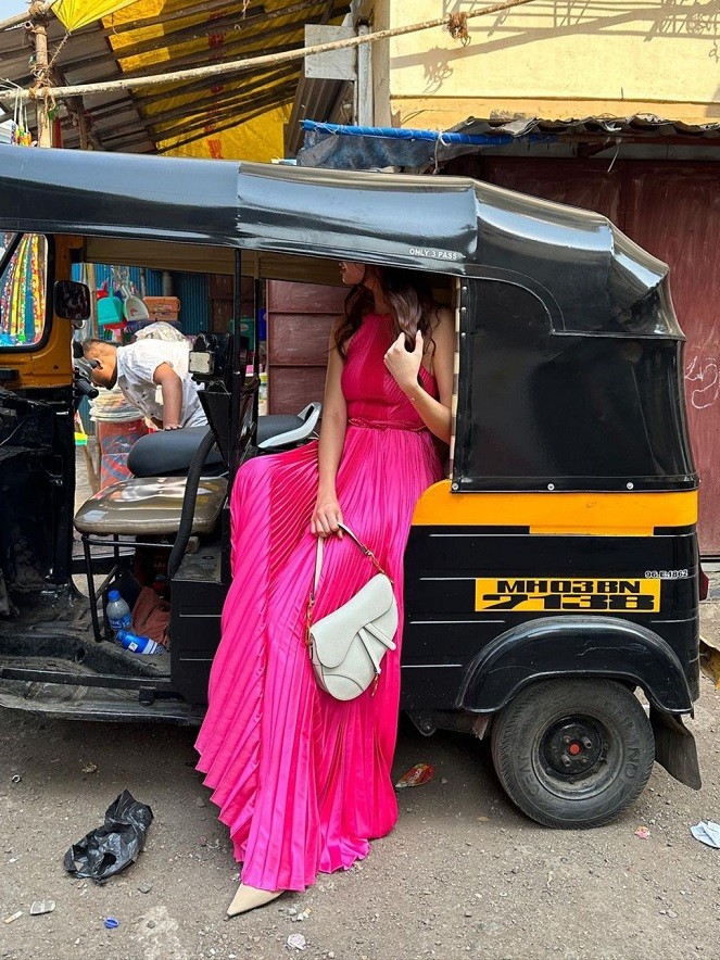 Hoa hậu Lương Thùy Linh diện váy hồng dài thướt tha tham quan, dạo chơi ở chợ Ấn Độ