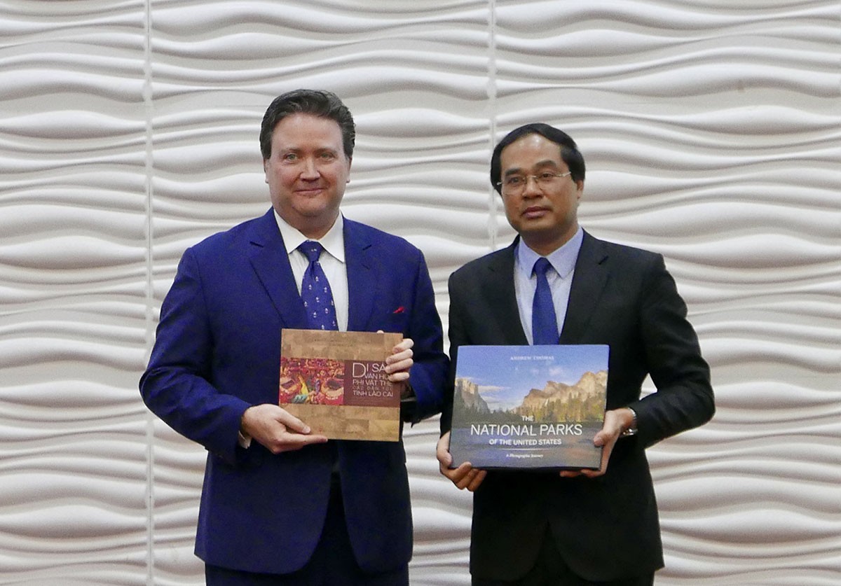 Ambassador Knapper meets with Lao Cai Province People’s Committee Chairman Trinh Xuan Truong.