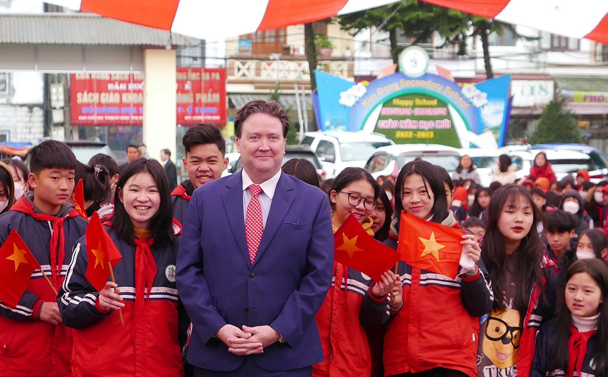 Ambassador Knapper speaks to students at Kim Đong Junior Secondary School in Sa Pa.