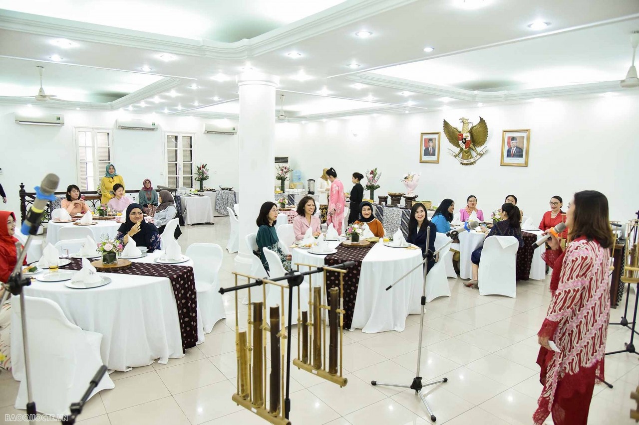 ASEAN Ladies experience playing Angklung in Hanoi AWCH members experienced playing Indonesian Angklung in Hanoi
