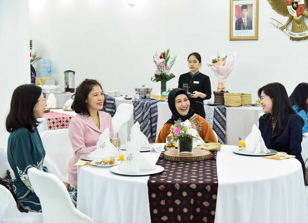 ASEAN Ladies experience playing Angklung in Hanoi