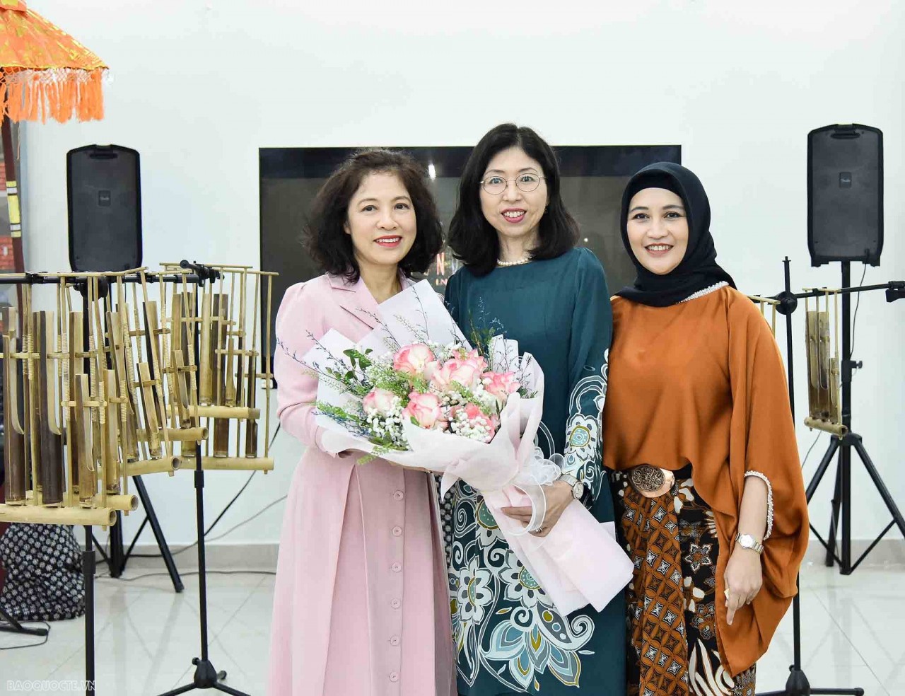 ASEAN Ladies experience playing Angklung in Hanoi ASEAN Ladies experience playing Angklung in Hanoi