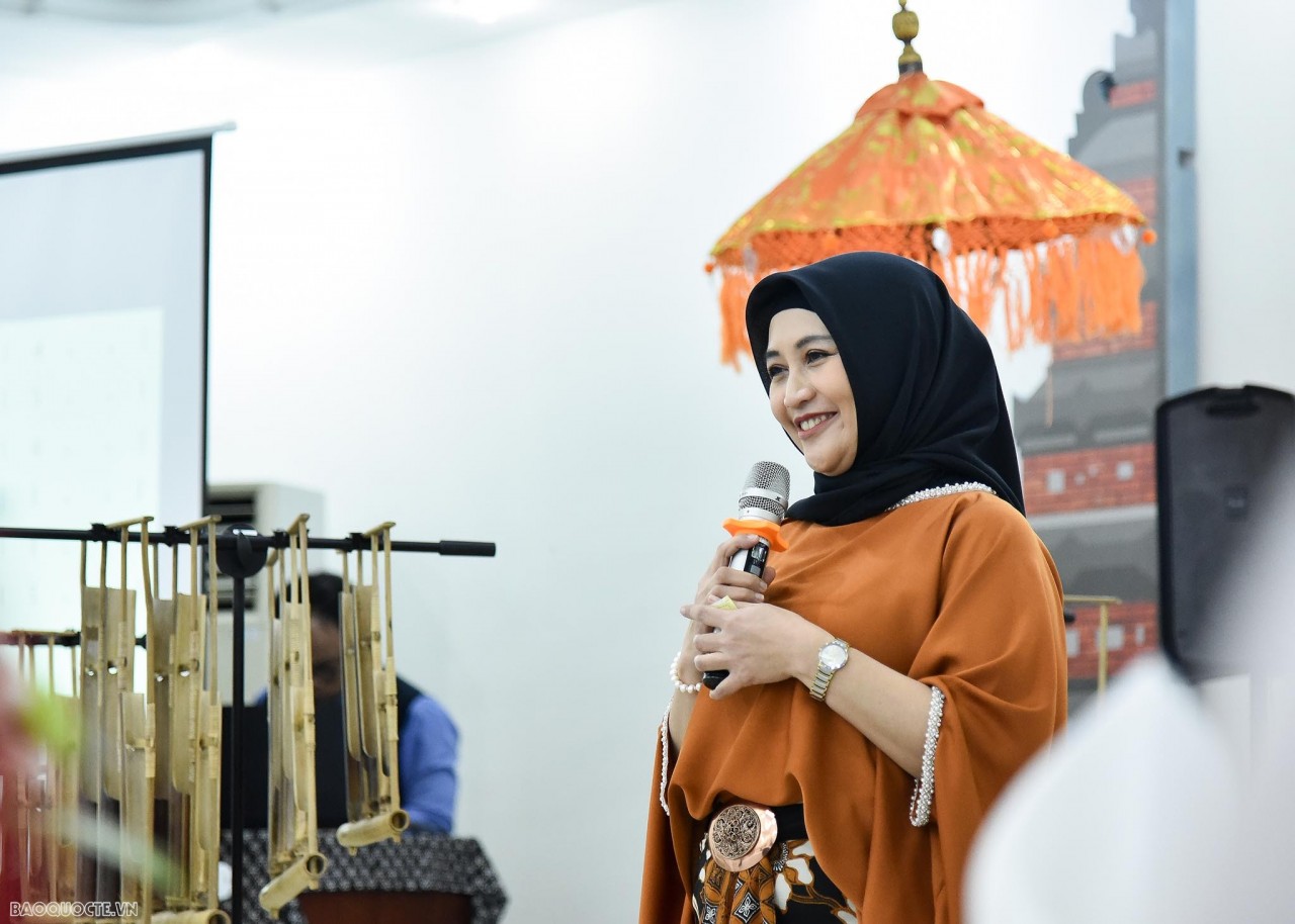 ASEAN Ladies experience playing Angklung in Hanoi ASEAN Ladies experience playing Angklung in Hanoi
